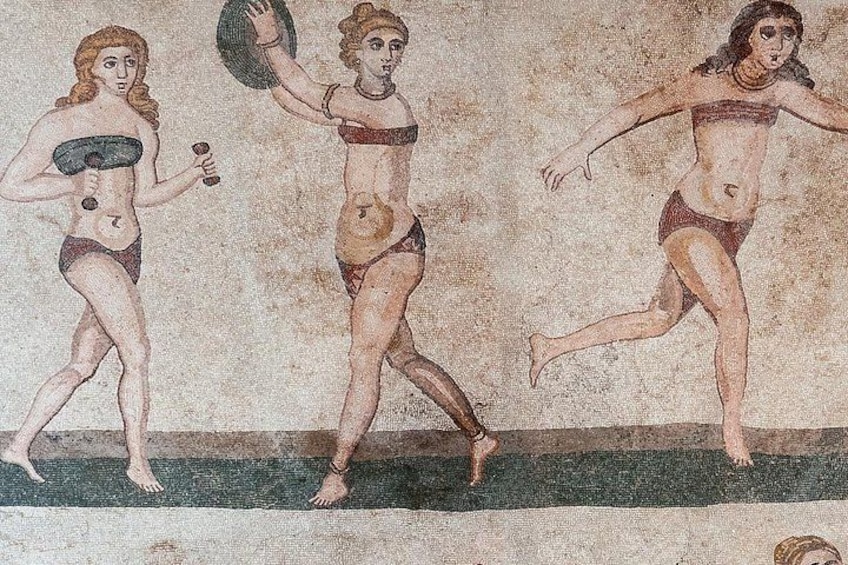 Ein Mosaik mit drei Figuren in klassischer Kleidung. 4