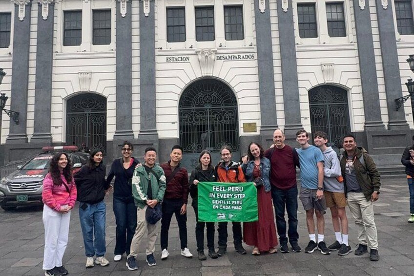 Un gruppo di persone davanti a un edificio con colonne e un cartello che riporta la scritta 'ESTACION DESAMPARADOS'. 4