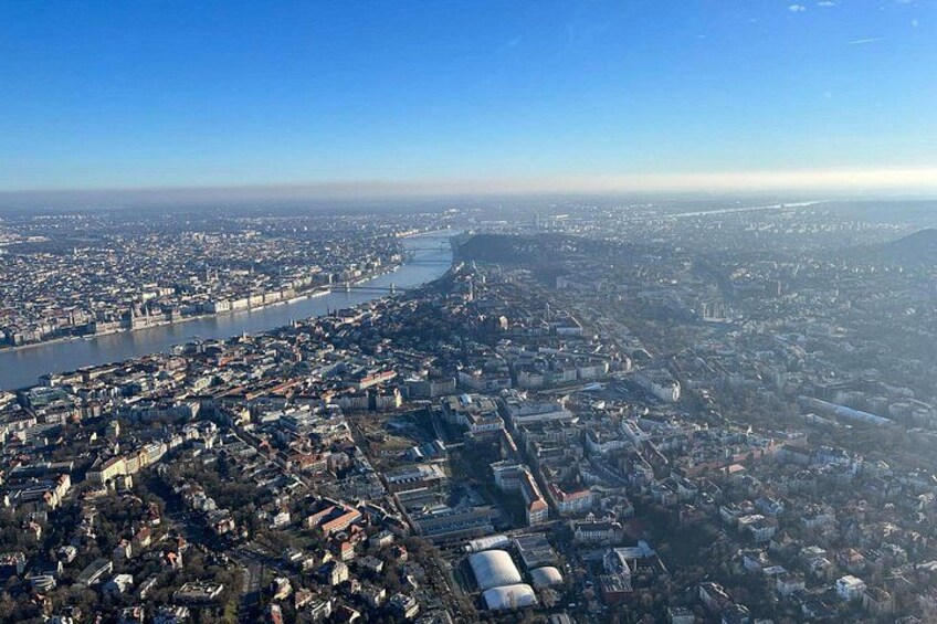 Vue aérienne d’une ville avec une rivière, une zone urbaine densément peuplée et un pont. 5