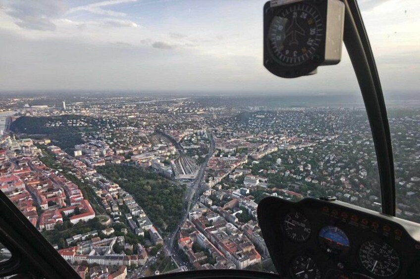 Une vue sur une ville depuis la fenêtre d’un avion, avec des bâtiments, des routes et une rivière. 1