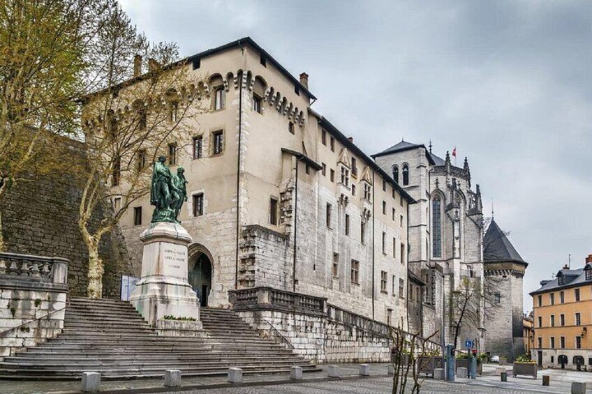 Castle of the Dukes of Savoy: The former residence of the counts and dukes, grouping medieval buildings and Sainte-Chapelle. 3