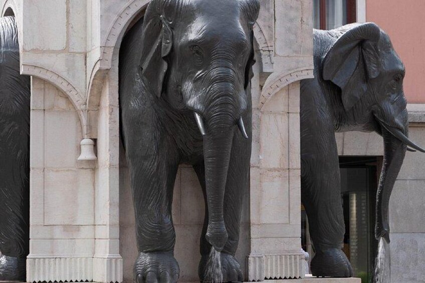Elephant Fountain: The famous emblem of the city (the "4 without ass") paying tribute to General de Boigne. 2