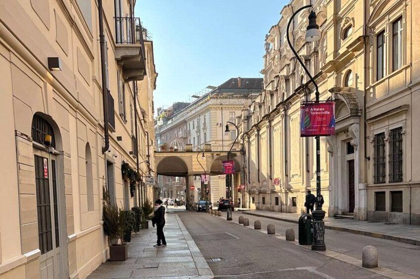 Eine Straße mit Gebäuden, einem Fußgänger und einem Schild. 3