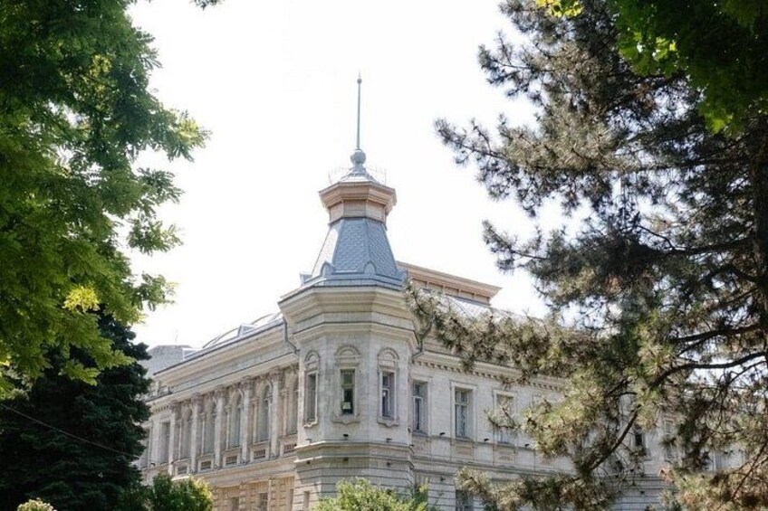 Un bâtiment historique doté d’une tour imposante et d’une architecture richement décorée. 3