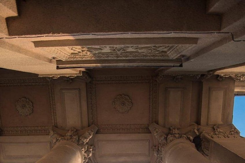 Un plafond d’architecture classique, orné de sculptures et de moulures décoratives. 4