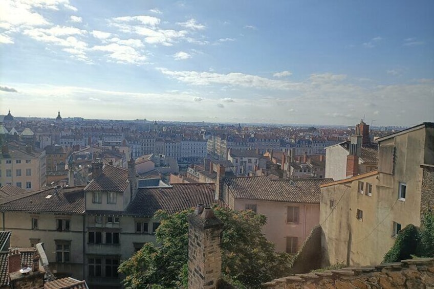 Un paisaje urbano con edificios históricos y cielo despejado. 2