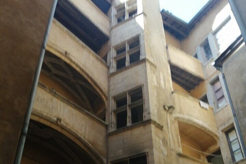 Un edificio de varios pisos con elementos estructurales a la vista y grandes ventanales. 4