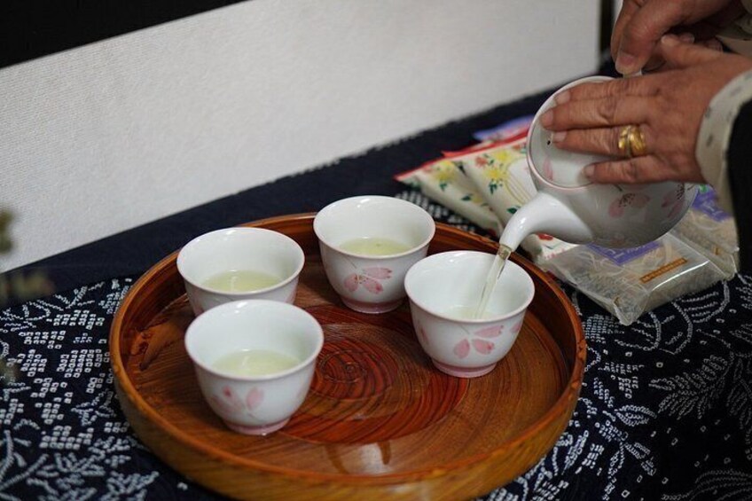 Relax with Sencha tea and local Nagoya sweets upon arrival at our studio. 2