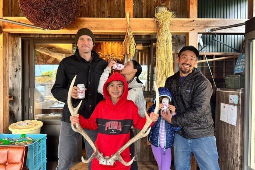 A friendly stop at a local craft brewery where guests can fill their own cans and enjoy a fun toast together. A family-friendly cultural experience unique to this area. 2