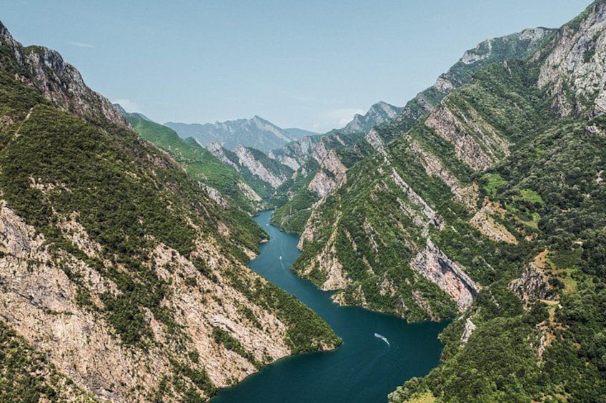 Et bjerglandskab med en snoende flod gennem en dal. 2
