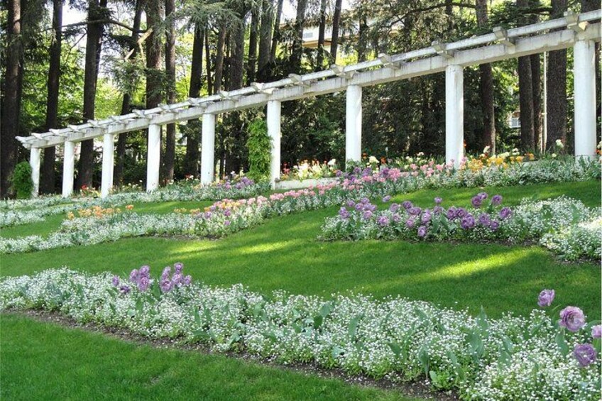 Thermal Baths Floral Park: A green walk under the pergolas of the famous Green Park. 3