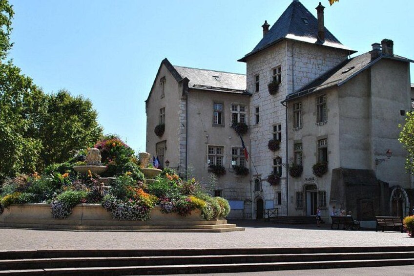 City Inn (feudal castle): The old medieval castle with its square tower, in the heart of the city. 2