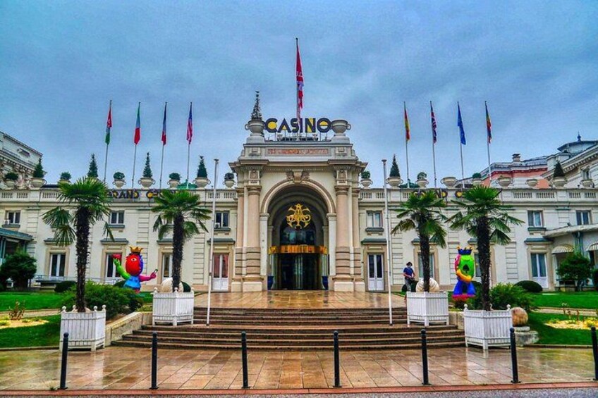 Casino Grand Cercle: The majestic architecture and mosaics of the jewel of Aix social life. 4