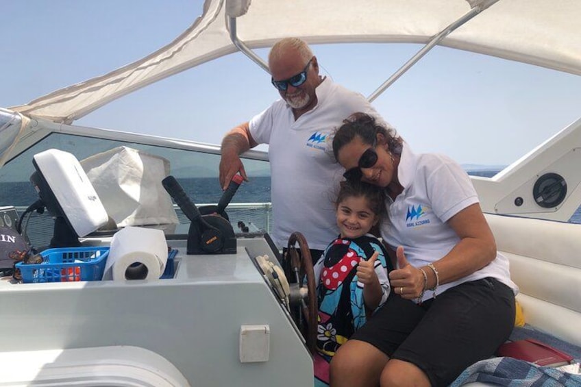 Un bateau avec une personne au gouvernail et une autre assise. 5