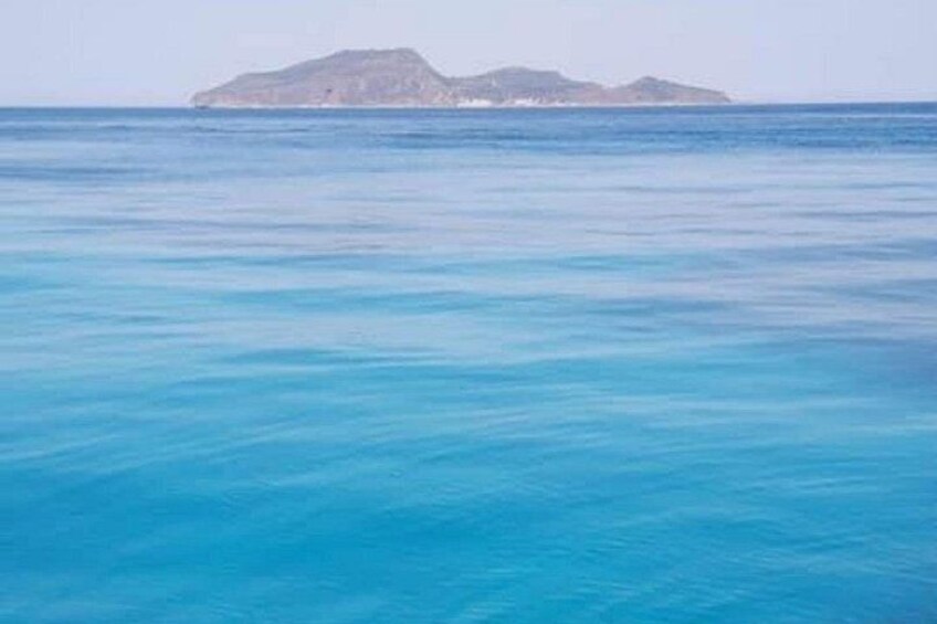 Une mer calme avec une île à l’horizon. 2