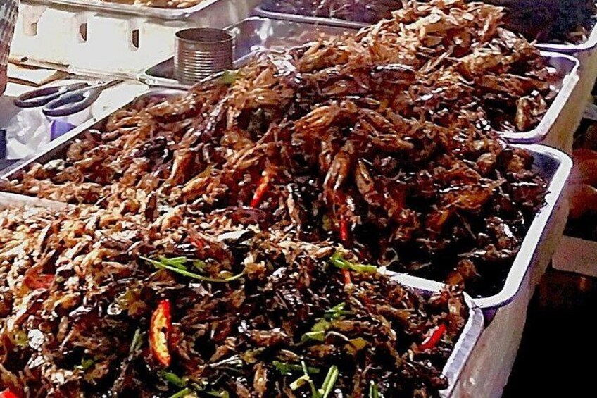 Un puesto de comida con bandejas de arroz y verduras cocinadas. 4