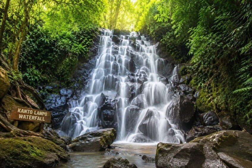 Ein mehrstufiger Wasserfall mit einem Schild, auf dem 'KANTO LAMPO WATERFALL' steht. 2