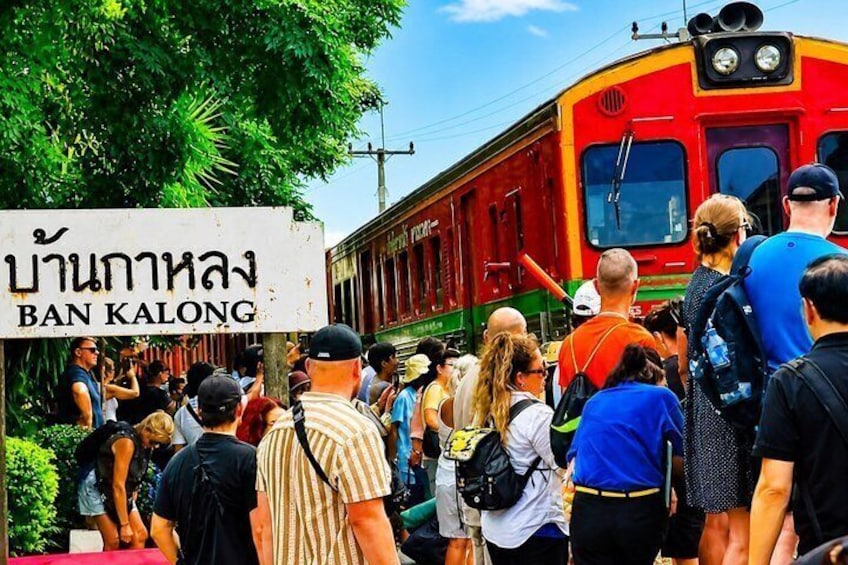 Una estación de tren con una multitud de gente y un letrero que dice 'BAN KALONG'. 5
