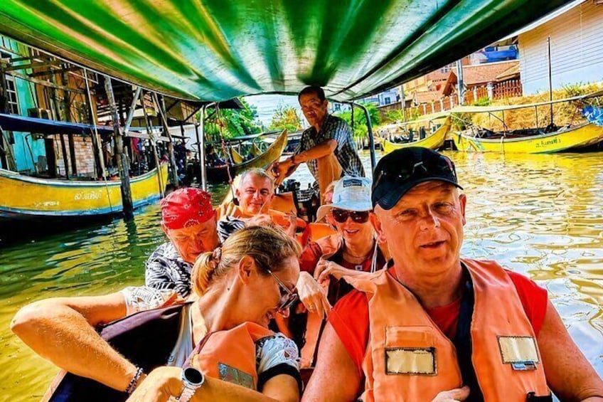Un grupo de personas en un bote en un canal, con chalecos salvavidas. 4