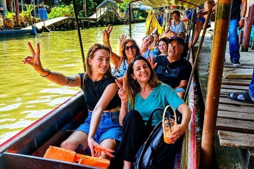 Un grupo de personas en un bote, con agua al fondo. 2