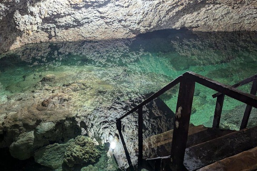 Una cueva con agua cristalina y formaciones rocosas. 5