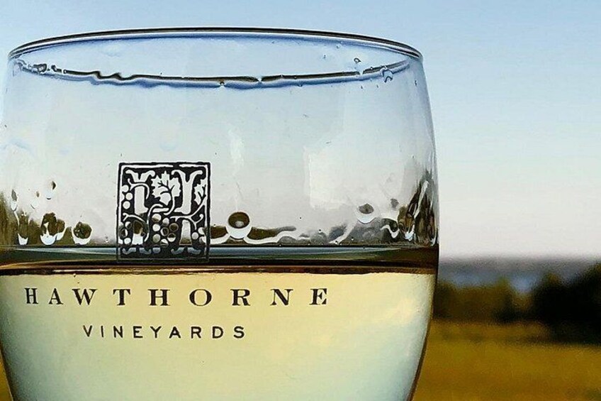 Ein Weinglas mit dem Etikett 'HAWTHORNE VINEYARDS' und einem Wappen. 2