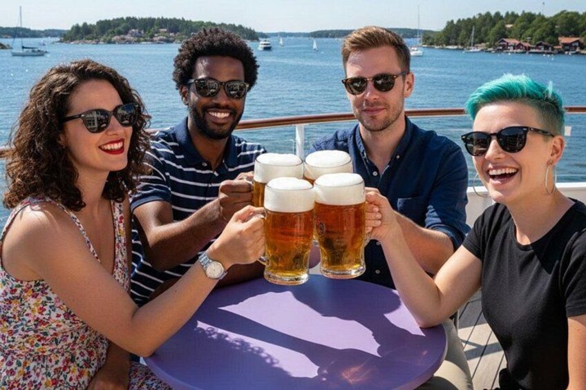 Eine Gruppe von Menschen stoßen mit Bierkrügen an einem Tisch am Ufer an. 5