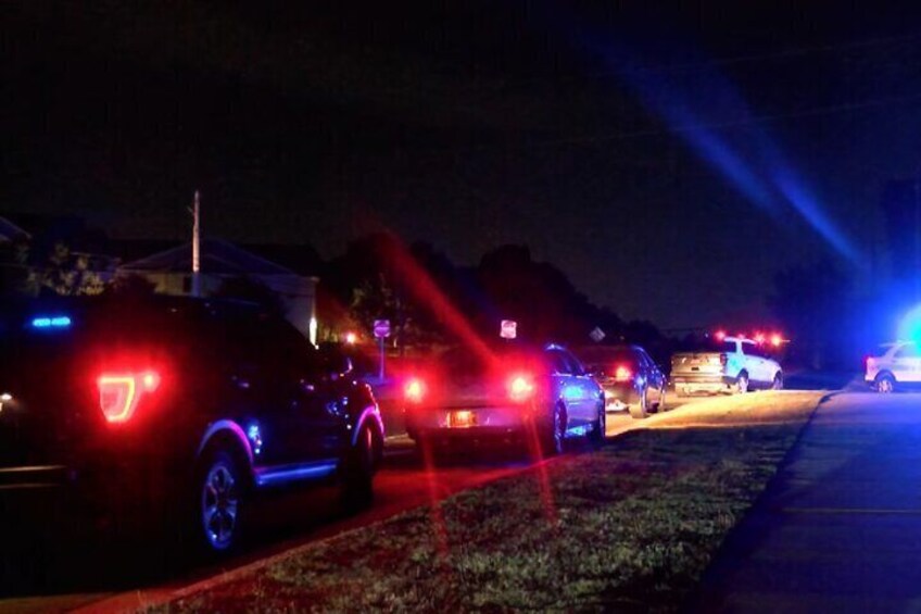 Blik vangende hulpdienstvoertuigen op een straat in de nacht. 2