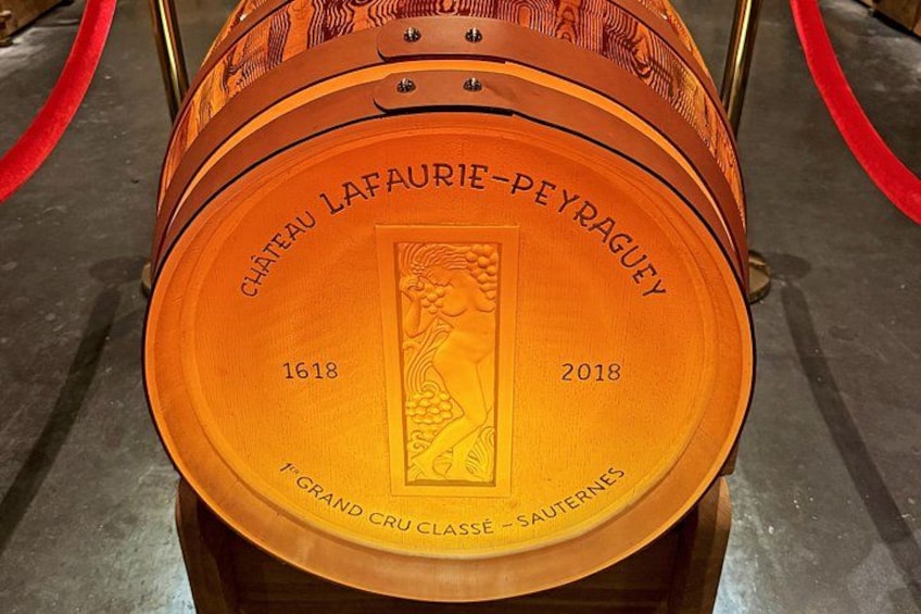 Una botte con l'iscrizione 'CHATEAU LAFAURE-PEYRAGUE 1618-2018' e 'T'GRAND CRU CLASSE - SAUTERNES'. 1