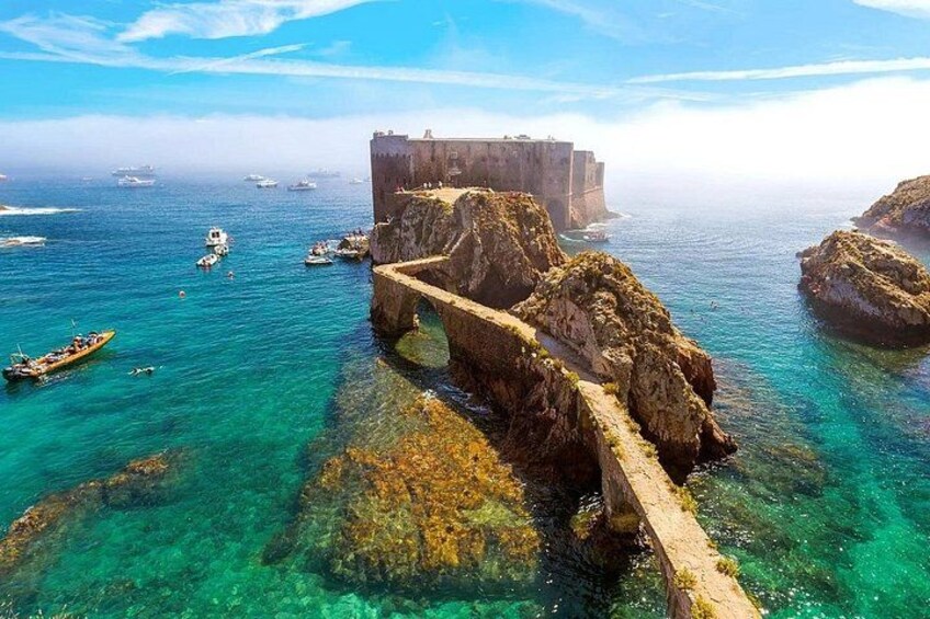 Une fortification côtière bordée d’eaux d’un bleu limpide et de bateaux. 1