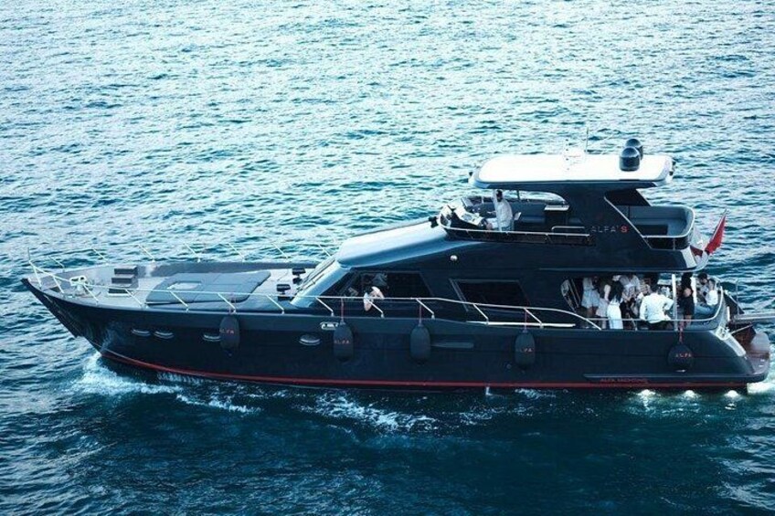 Golden hour Istanbul waterfront — luxury yacht sightseeing on the Bosphorus 4