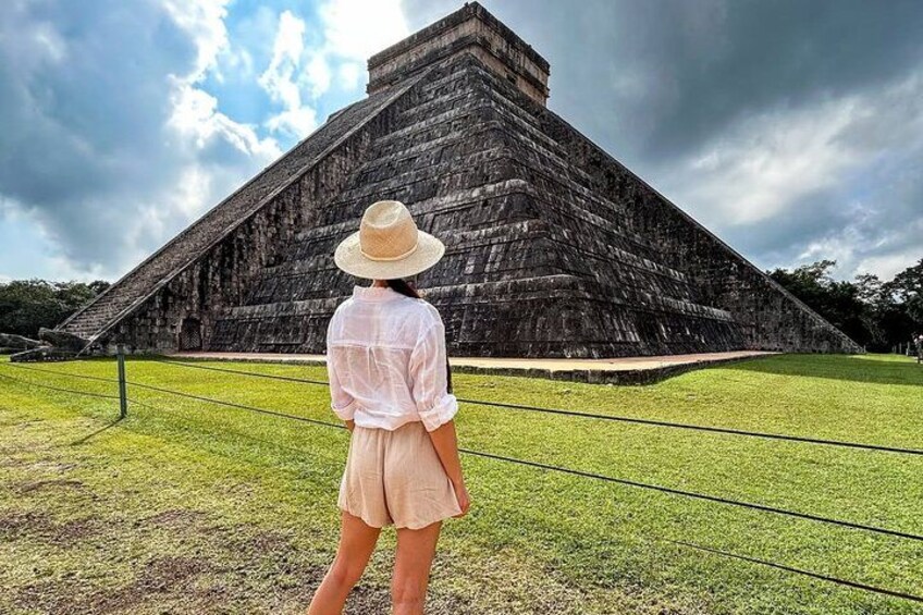 Une personne se tient devant une grande structure pyramidale. 3