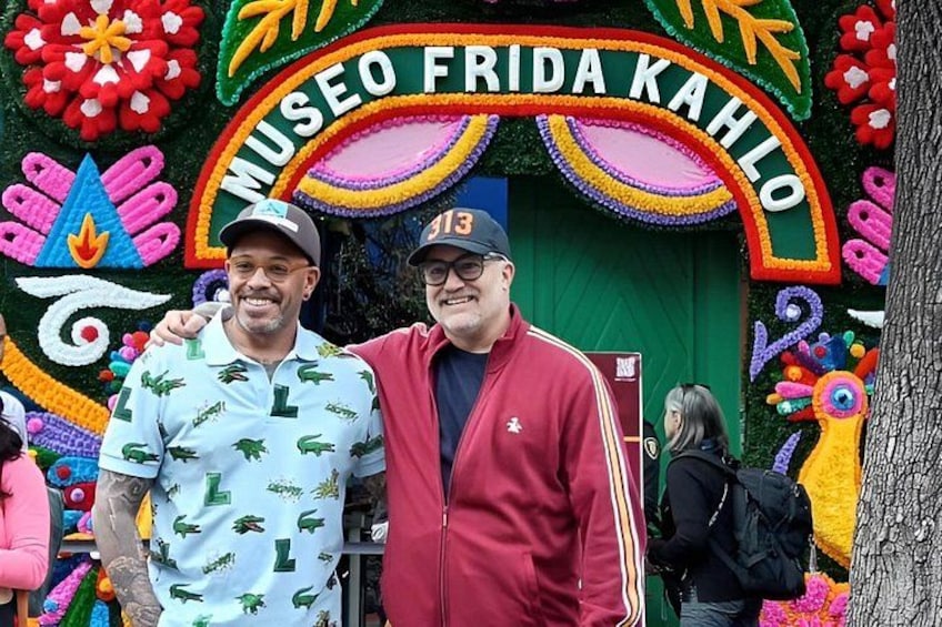 Two people in front of a colorful entrance with the text 'MUSEO FRIDA KAHLO'. 3