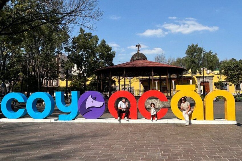 3-in-1 Tour: Frida Kahlo Museum, Coyoacan and Xochimilco Small Group 3