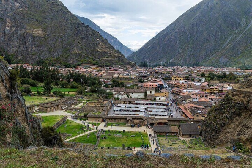 Une ville de montagne avec des champs en terrasses et des bâtiments traditionnels. 5