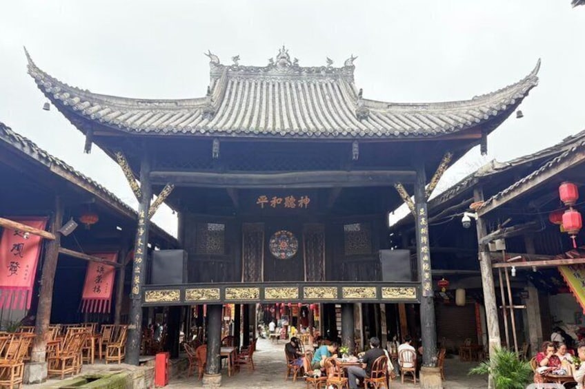 Un edificio chino tradicional con arquitectura ornamentada, que incluye un techo curvo y decoraciones intrincadas. 5
