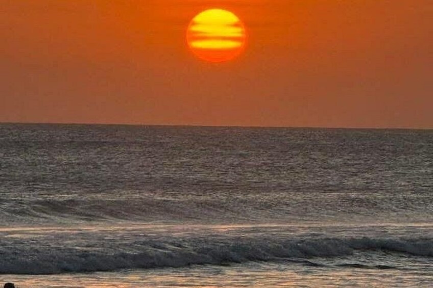 Solnedgang over havet med bølger. 4