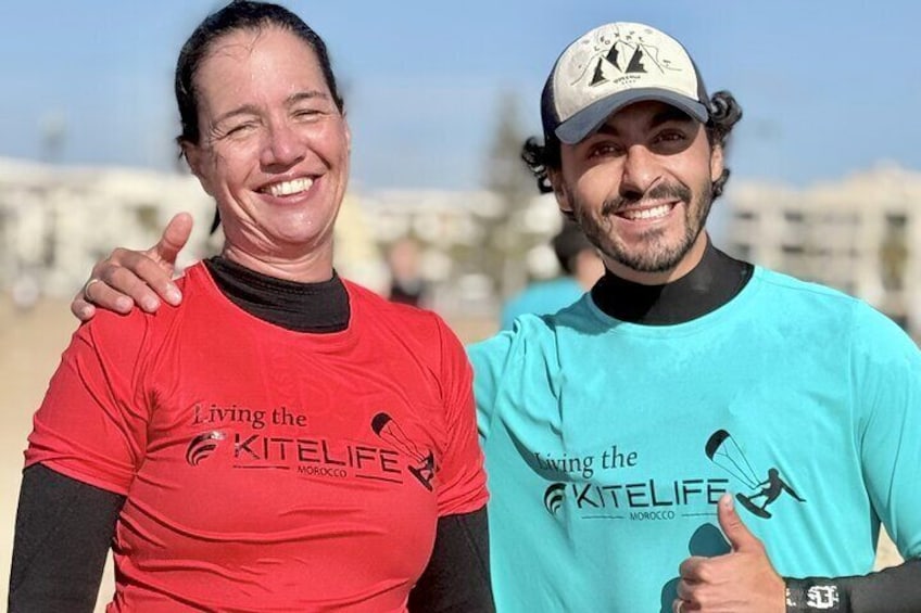 Deux personnes portant des t-shirts assortis avec l’inscription « Living the KiteLife ». 5