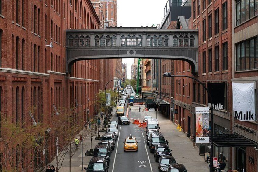 With expert storytelling that bridges the gap between the 1930s industrial boom and today’s cutting-edge design, this tour invites you to observe the textures, art, and history often missed. 3