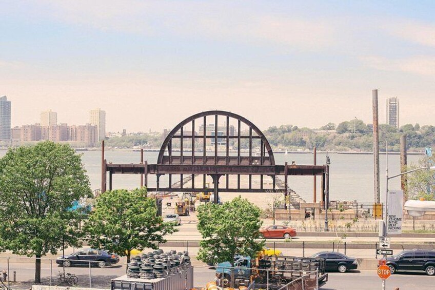 Suspended above the Manhattan bustle, you’ll discover the hidden stories etched into the steel rails and wild plantings that define this elevated escape. 1