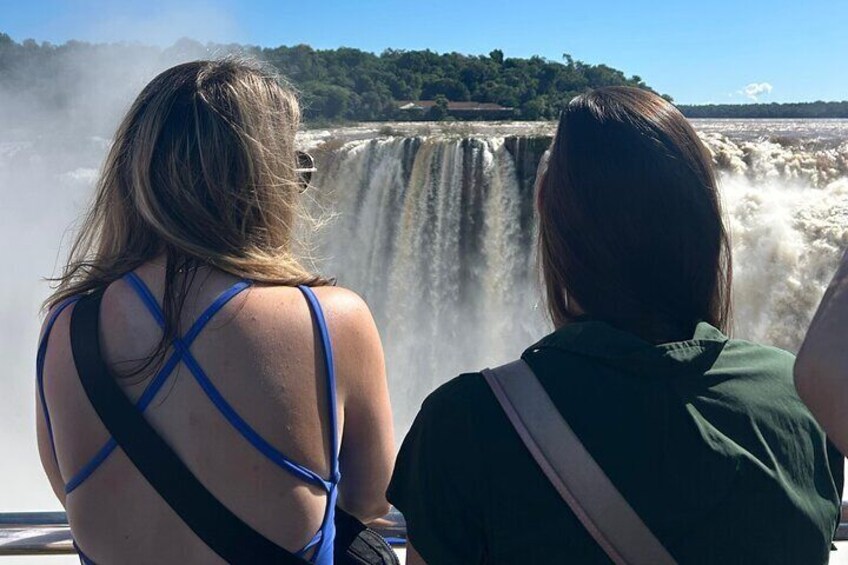 Dos personas observando una cascada. 4