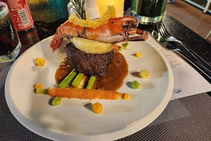 Un piatto con gamberi, bistecca e verdure. 3