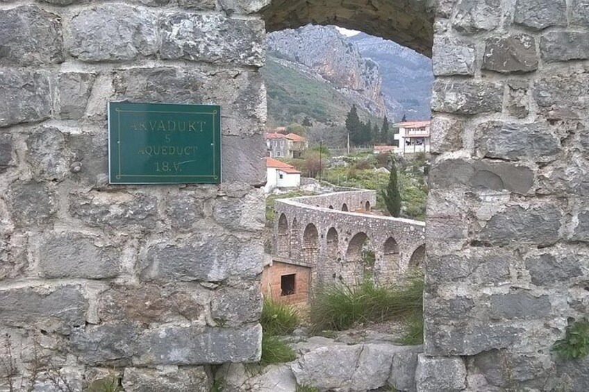 En stenhvælv med et skilt, der viser 'VADUKT AQUEDUCT 18.V'. 5