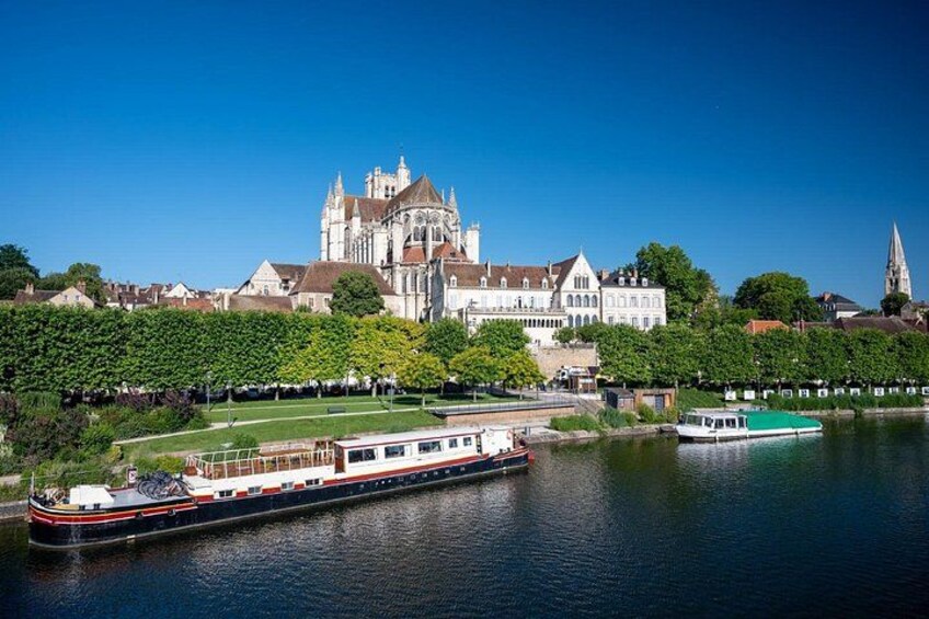 The Quays of the Yonne: Superb views of the Abbey of Saint-Germain and the Cathedral of Saint-Étienne reflected in the river. 3