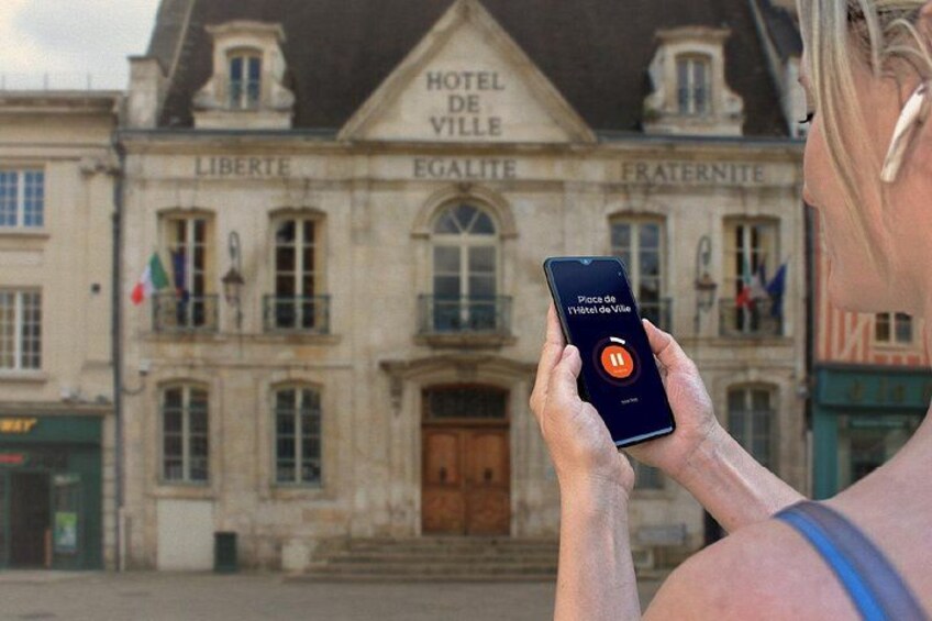 Visit of Auxerre in freedom: In front of the City Inn, former palace of the Counts located in the heart of the Clock district. 5