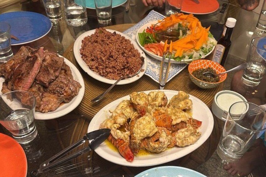 Una mesa con diferentes platos, incluyendo bistec, arroz y verduras. 2