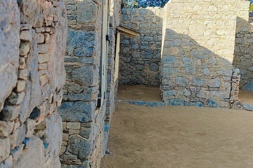 Un bâtiment en pierre avec une porte entrouverte et une petite fenêtre. 2