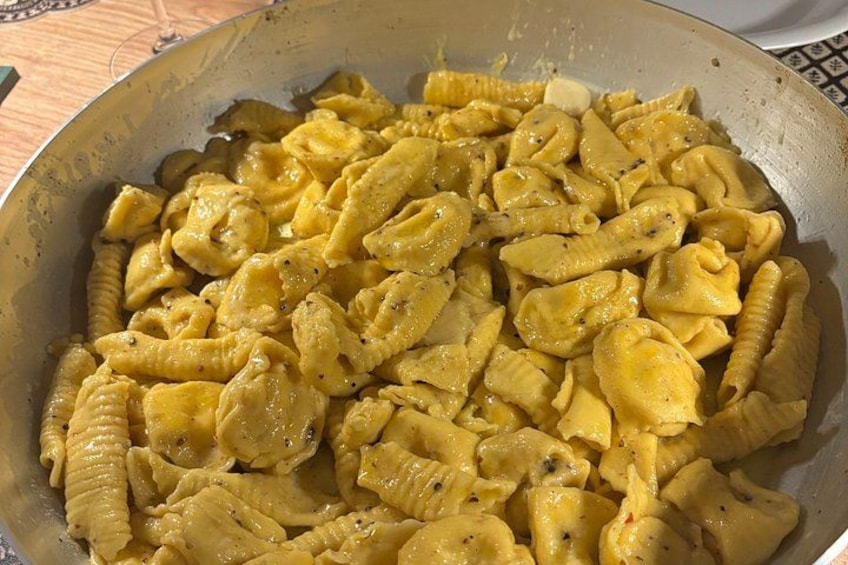 A pan filled with cooked pasta. 2