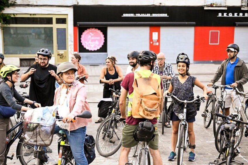 Un groupe de personnes à vélo dans un environnement urbain. 3