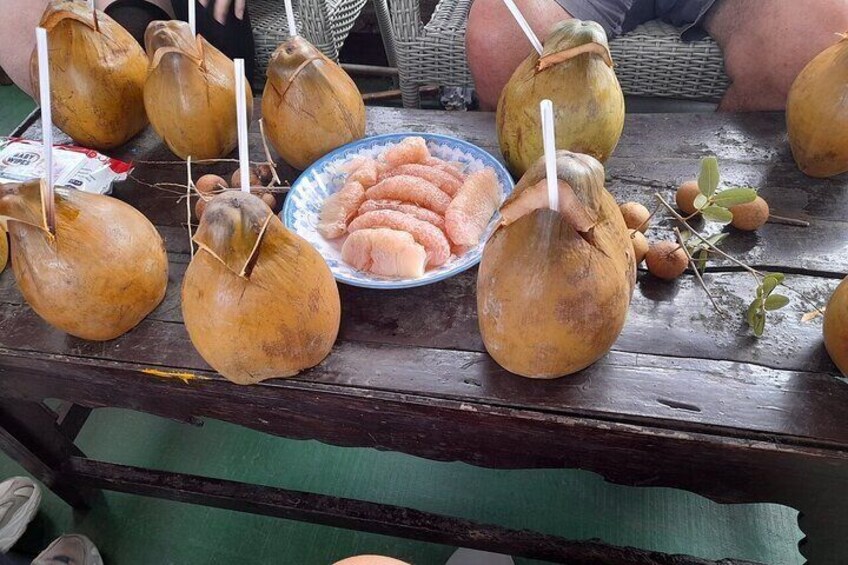 Kokosnötter med sugrör på ett bord. 5